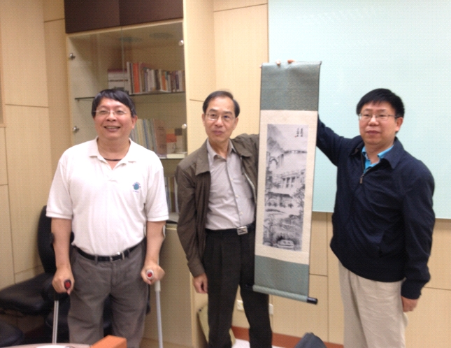 华东师范大学郦全民教授向东吴大学米建国教授赠送礼品